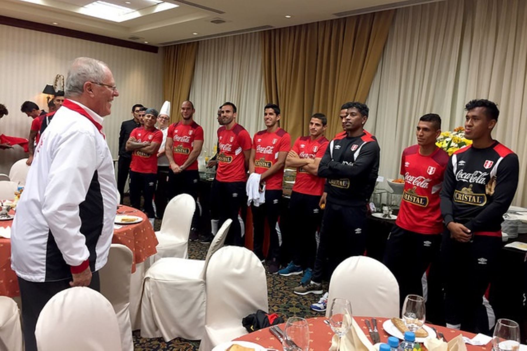 Presidente Pedro Pablo Kuczynski visita a la Selección  Peruana previo al partido con Nueva Zelanda