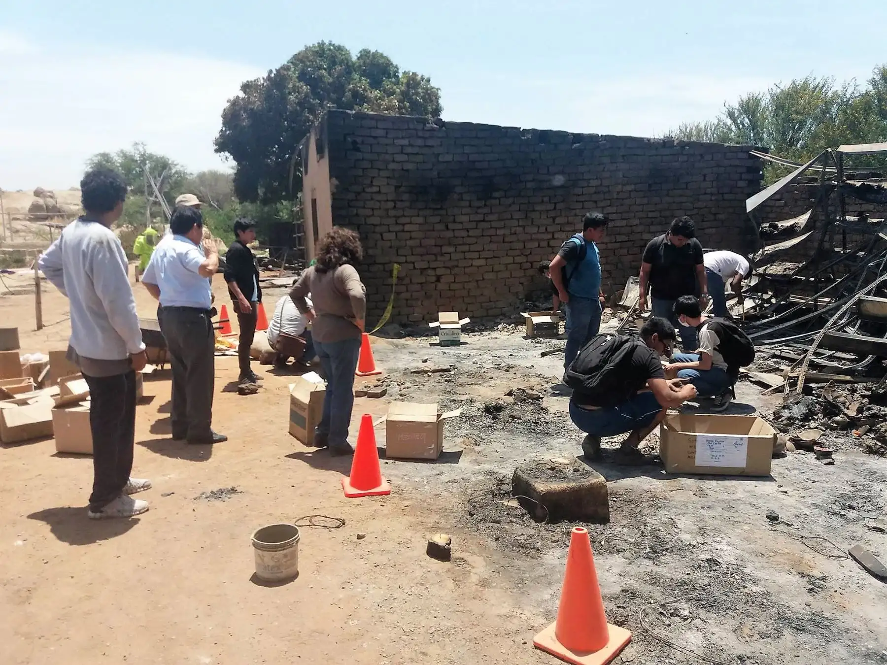 Universitarios se suman a labores de rescate en el complejo Ventarrón. ANDINA