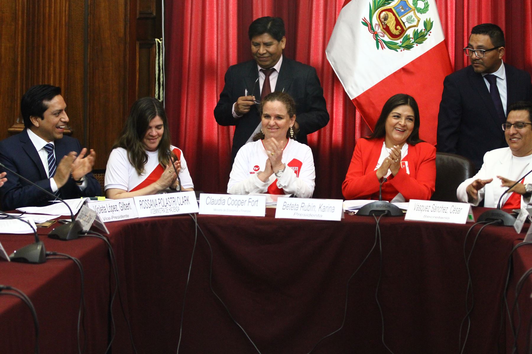 Ministra de Economía, Claudia Cooper asiste al Congreso con camiseta de la selección nacional.