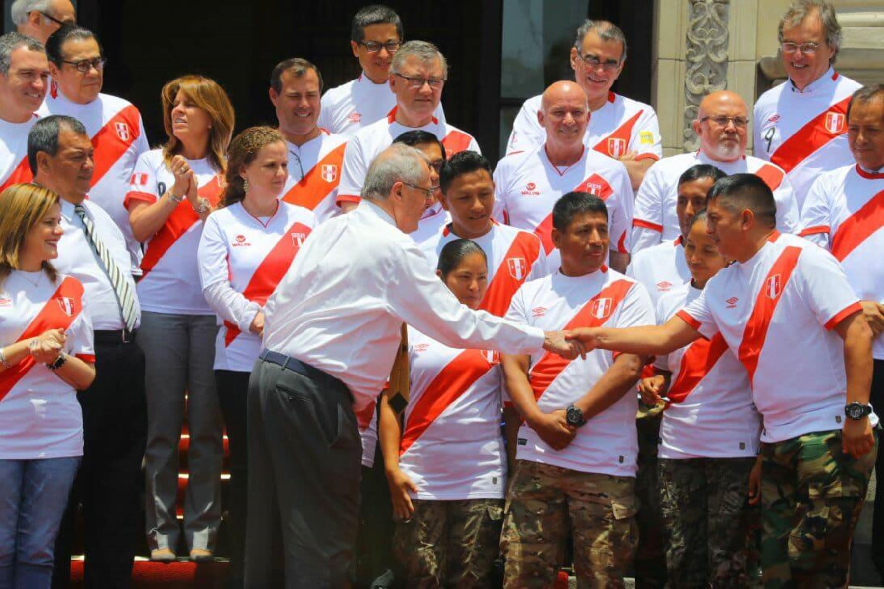 Jefe de Estado, la presidenta del Consejo de Ministros y el Gabinete, alentaron a la selección peruana de fútbol, desde el Patio de Honor de Palacio de Gobierno. Foto: ANDINA/Prensa Presidencia