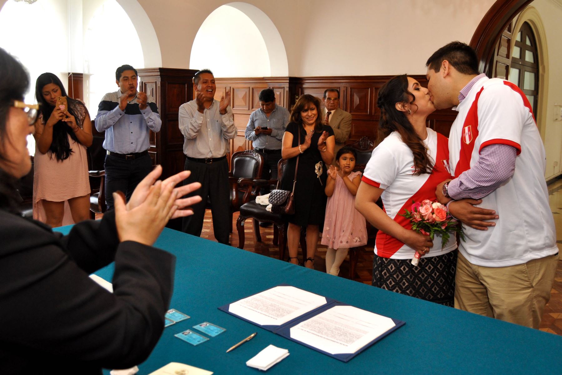 Novios contrajeron matrimonio civil en municipalidad de Magdalena del Mar. Foto: Difusión.