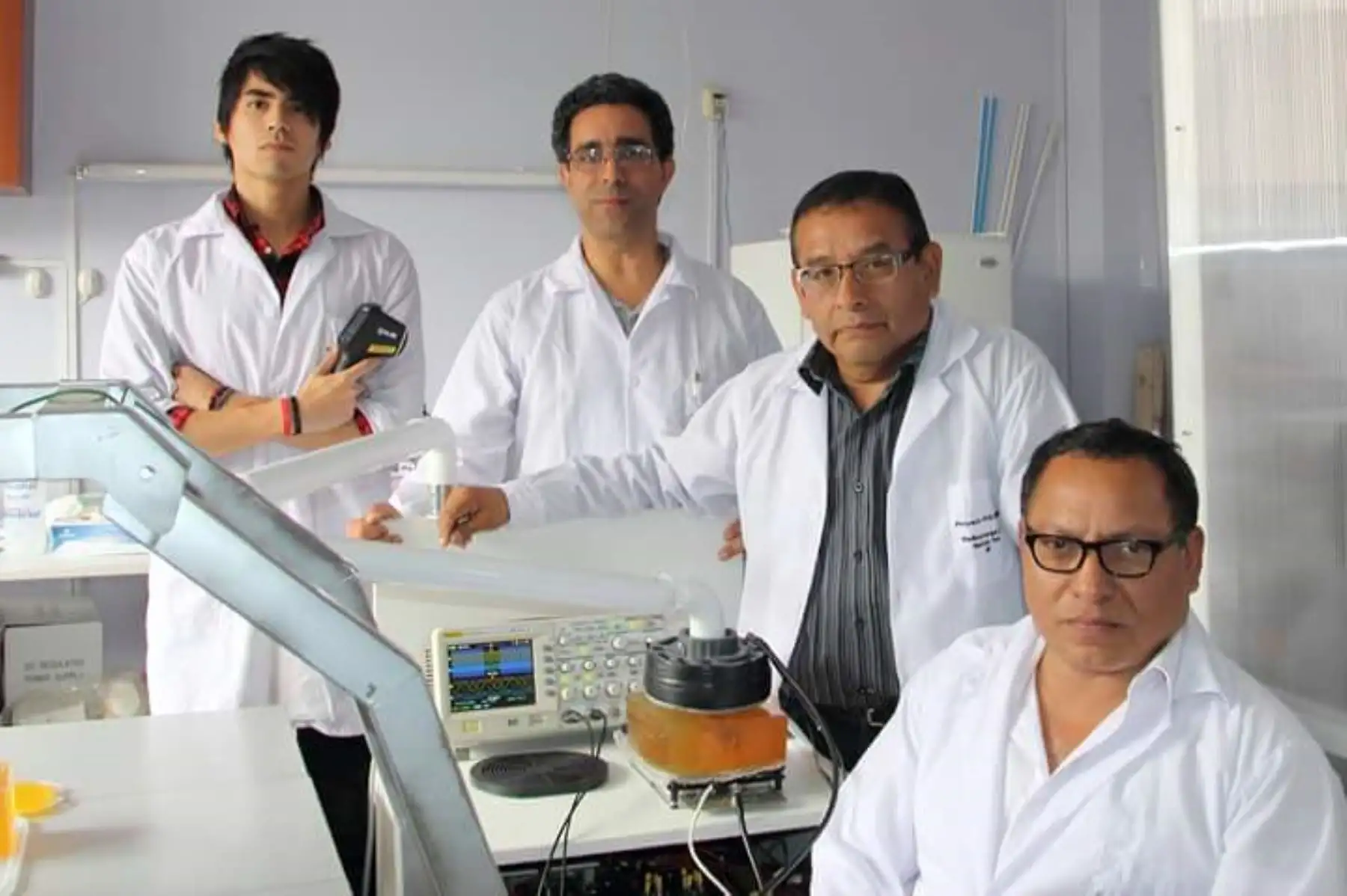 Equipo de la UNI crea máquina SENS para pacientes oncológicos.