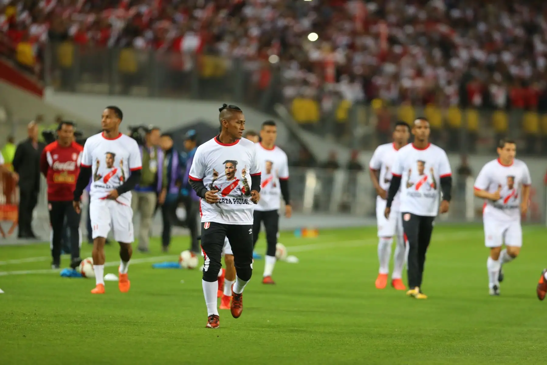 LIMA,PERÚ-NOVIEMBRE 15. Jugadores de la selección peruana con la camiseta de Paolo Guerrero previo al partido Perú vs. Nueva Zelanda por la clasificación al Mundial Rusia 2018.Foto: ANDINA/Luis Iparraguirre