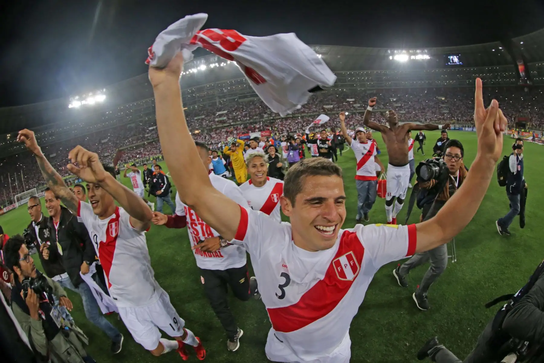 Fotografía tomada el 15 de noviembre del 2017/ Aldo Corzo celebra el triunfo ante Nueva Zelanda, que sella el camino  a la clasificación a Rusia 2018. 
Foto: ANDINA/Carlos Lezama