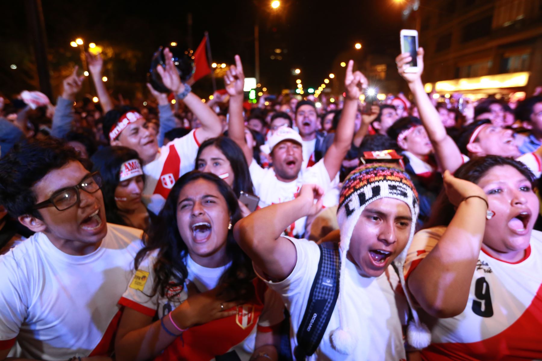 LIMA,PERÚ-NOVIEMBRE 15. Hinchas peruanos  celebran  la clasificación al Mundial de Rusia 2018.Foto: ANDINA/Dante Zegarra.