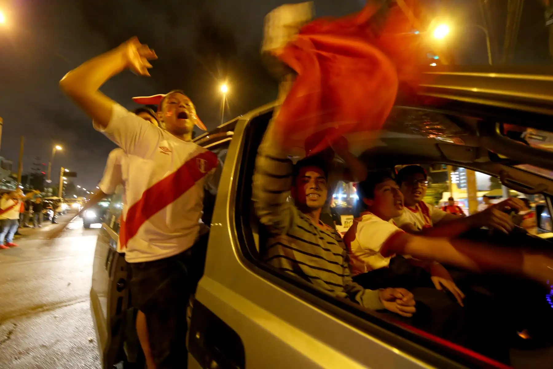 Festejos en la calle por la clasificación al mundial de Rusia 2018. Foto: ANDINA/Luis Iparraguirre