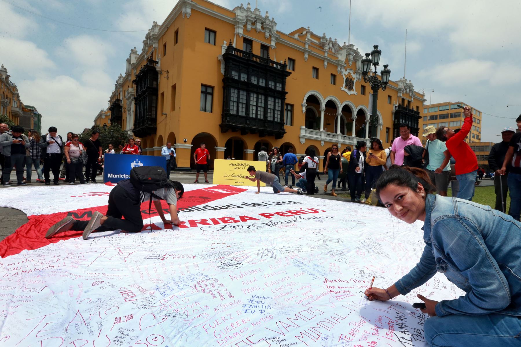 Decenas de hinchas se encuentran en la Plaza Mayor para estampar mensajes en gigantesco polo. Foto: ANDINA/Dante Zegarra.