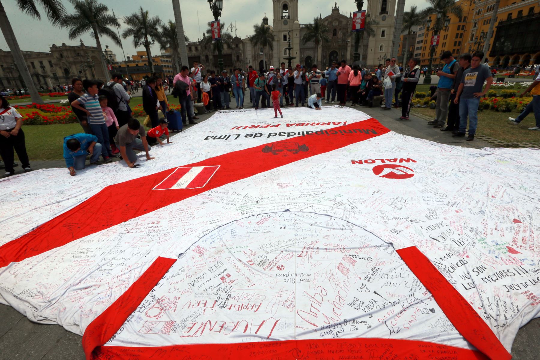 Decenas de hinchas se encuentran en la Plaza Mayor para estampar mensajes en gigantesco polo. Foto: ANDINA/Dante Zegarra.