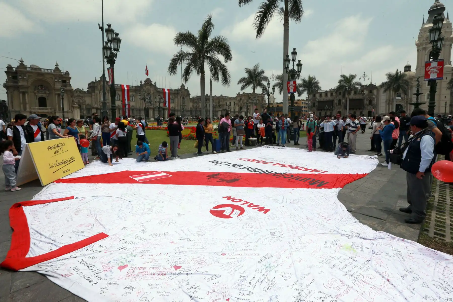 Decenas de hinchas se encuentran en la Plaza Mayor para estampar mensajes en gigantesco polo. Foto: ANDINA/Dante Zegarra.