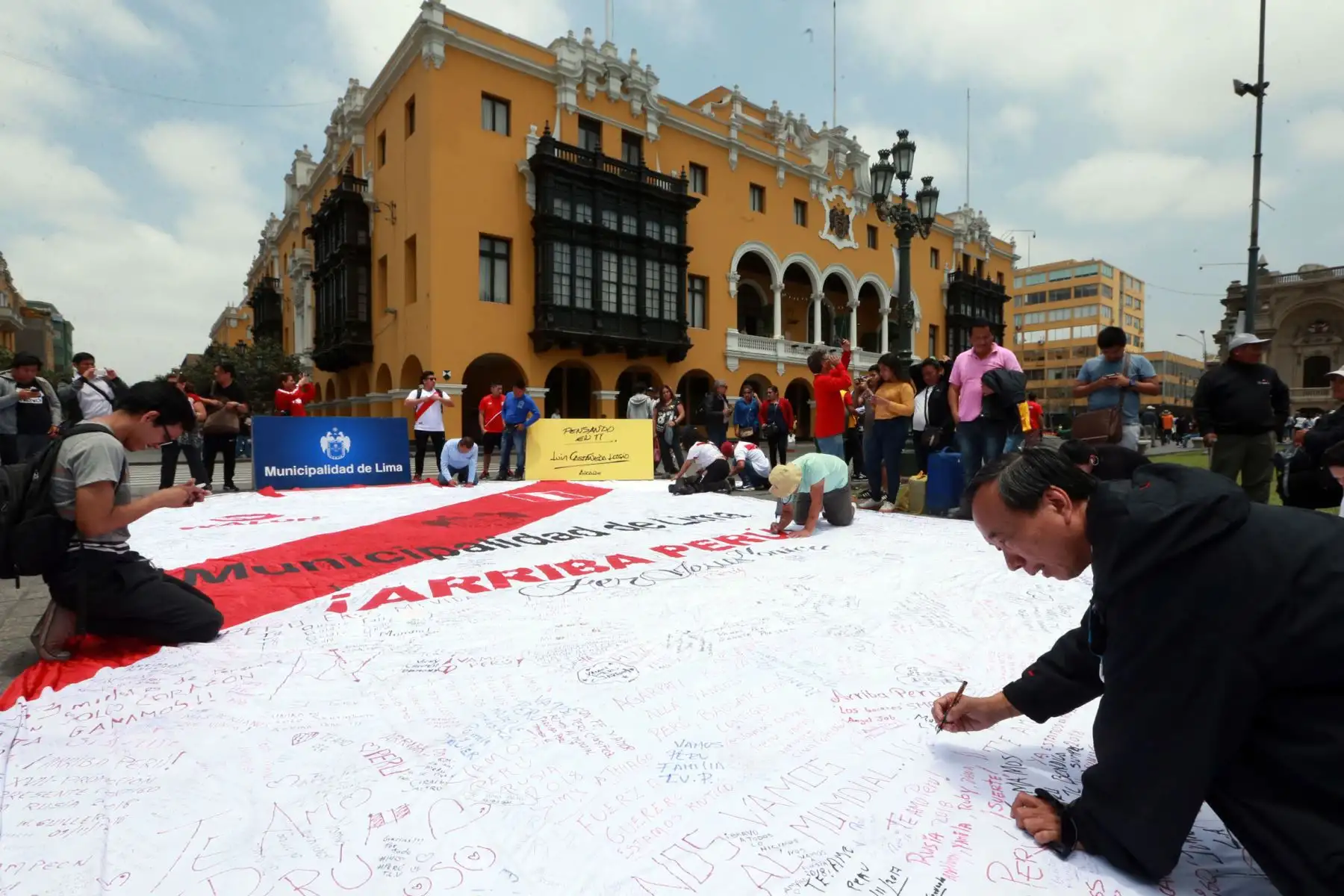 Decenas de hinchas se encuentran en la Plaza Mayor para estampar mensajes en gigantesco polo. Foto: ANDINA/Dante Zegarra.
