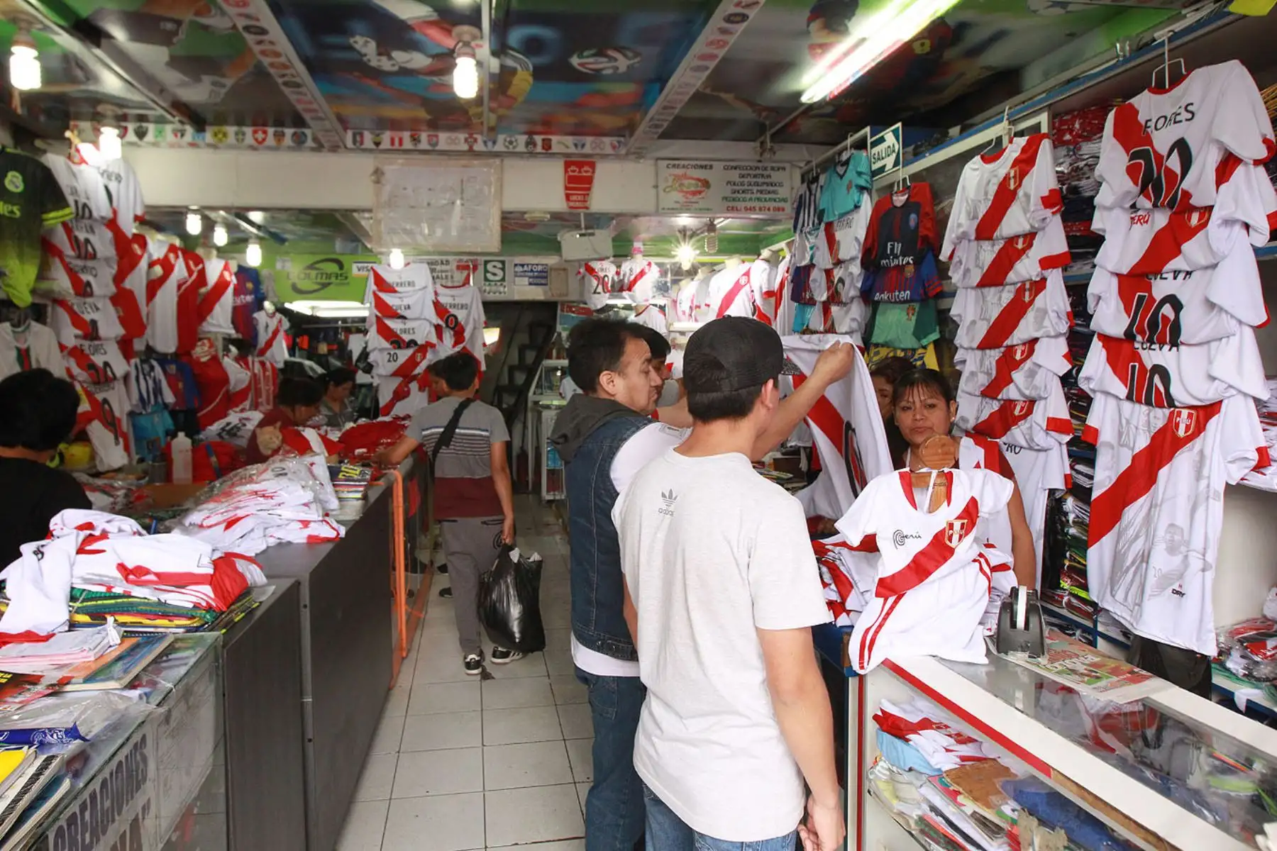 Venta de camisetas de Perú. ANDINA/Héctor Vinces
