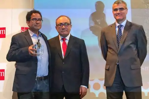 anador de la IX edición del Premio de Literatura Infantil El Barco de Vapor al escritor peruano Juan José Cavero con su obra 