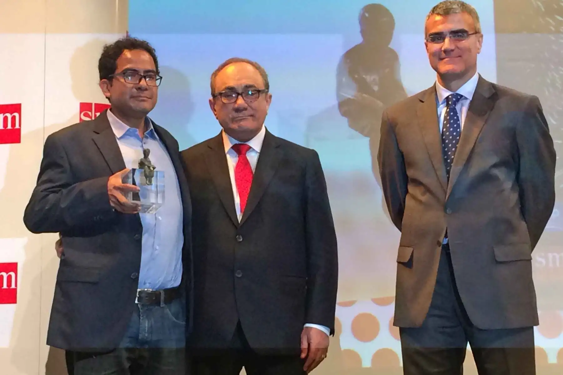 anador de la IX edición del Premio de Literatura Infantil El Barco de Vapor al escritor peruano Juan José Cavero con su obra 