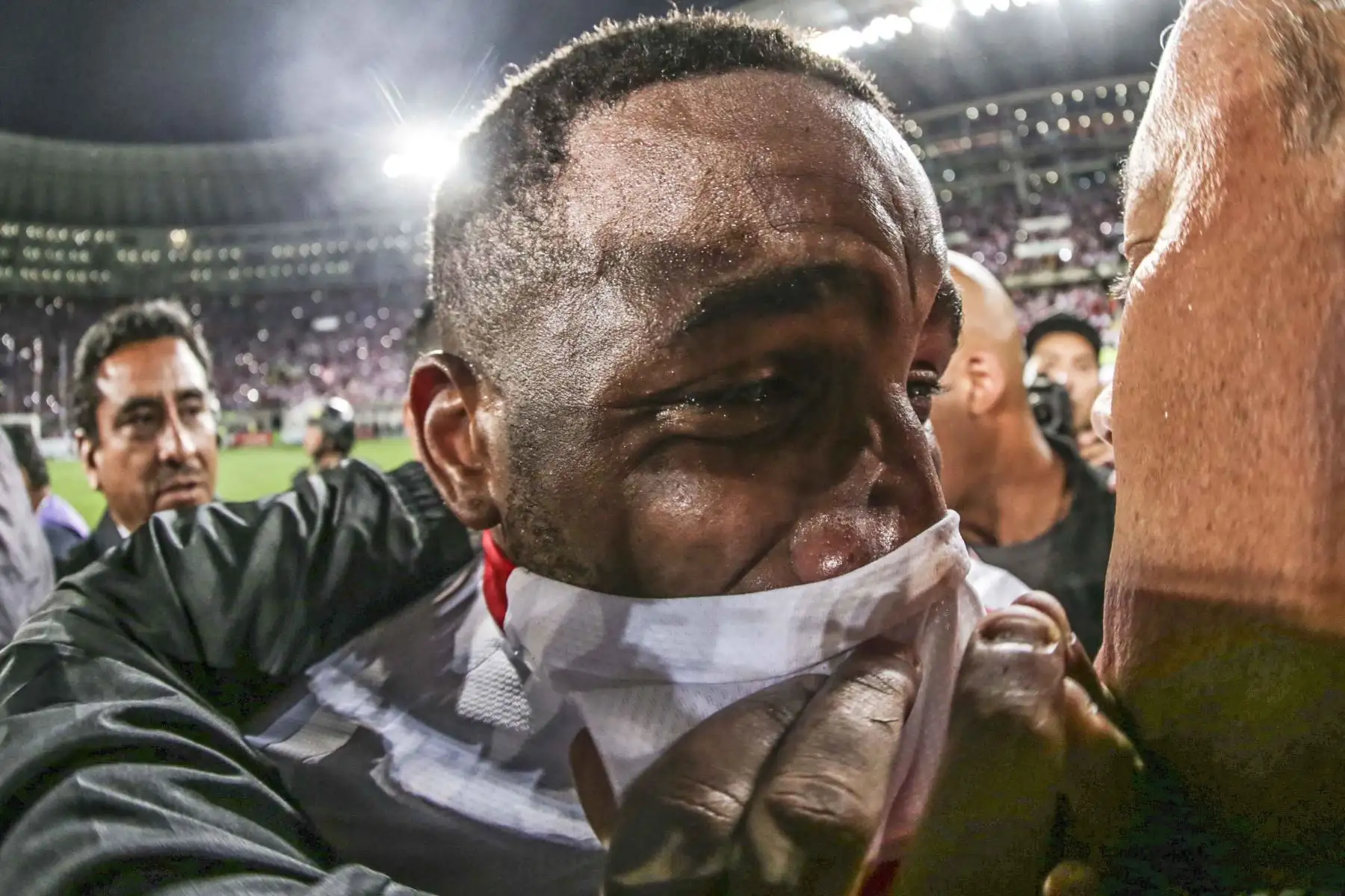 Jefferson Farfán, 
llora tras vencer por 2-0 a Nueva Zelanda en repechaje. Con ese resultado aseguró su clasificación para la Copa del Mundo de Rusia 2018. Foto: ANDINA/Carlos Lezama