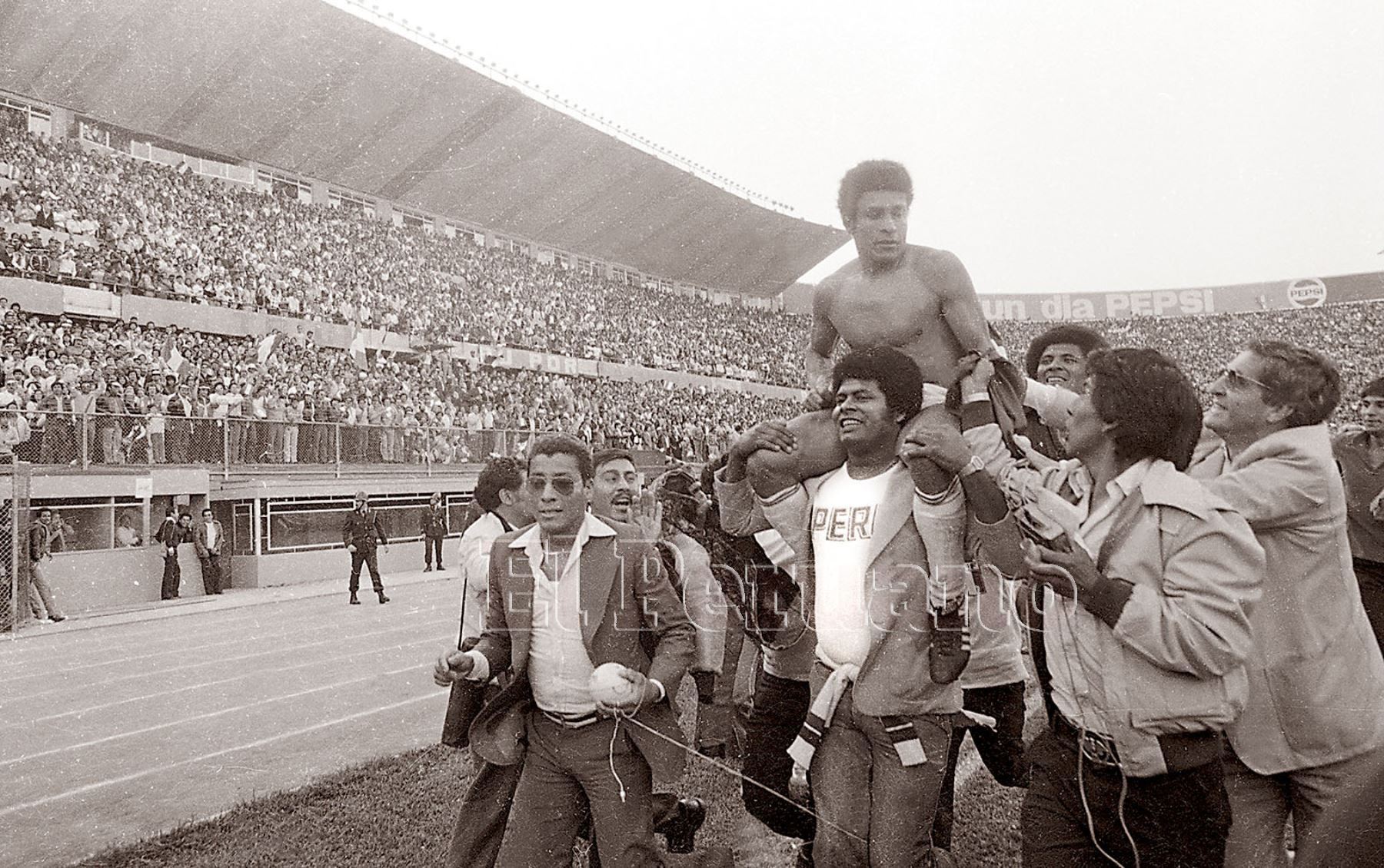 Lima - 5 setiembre 1981 / La selección peruana de fútbol clasificó al Mundial España 82 al empatar sin goles con  Uruguay. Héctor Chumpitaz es llevado en hombros por los hinchas. Foto: ANDINA/archivo.