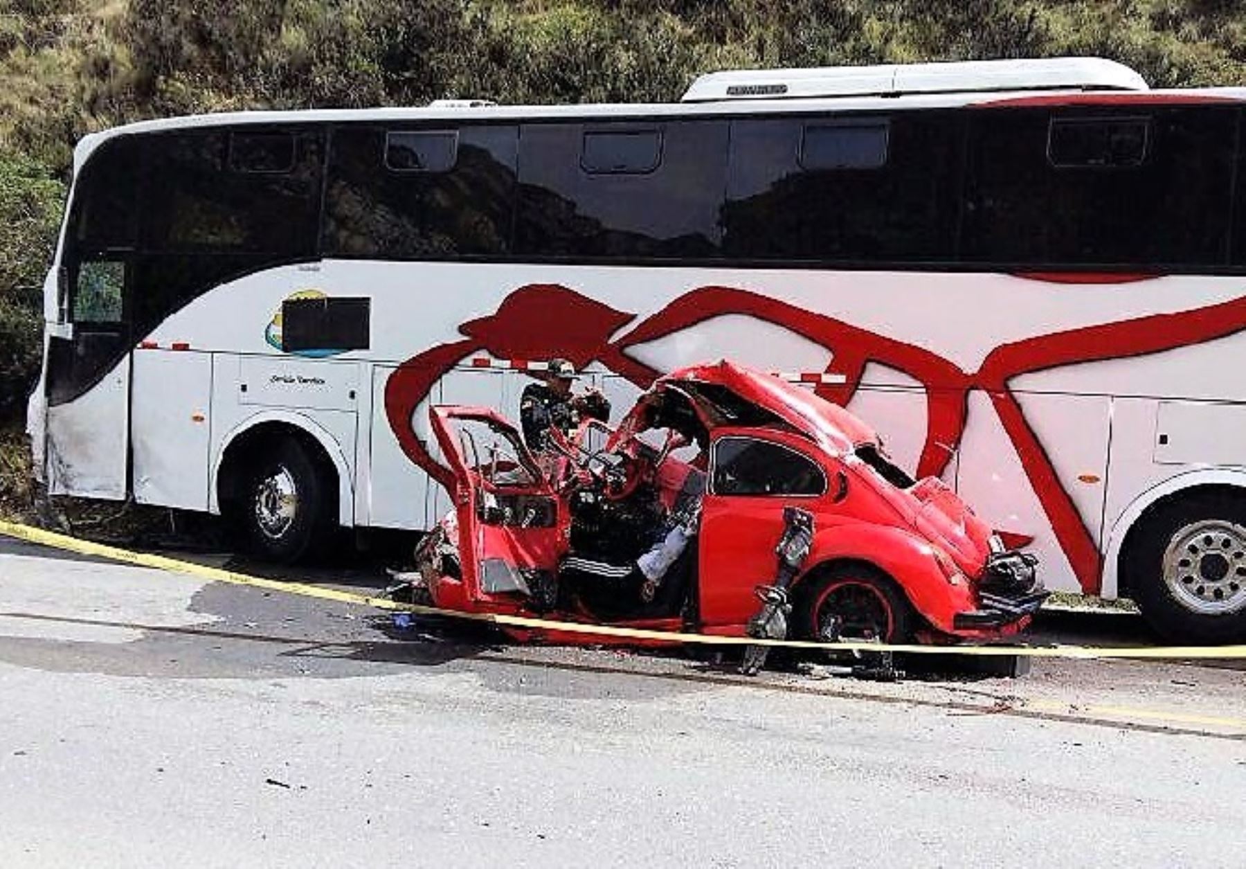 Choque de bus con auto deja tres muertos en la carretera Central en Junín. ANDINA/Pedro Tinoco