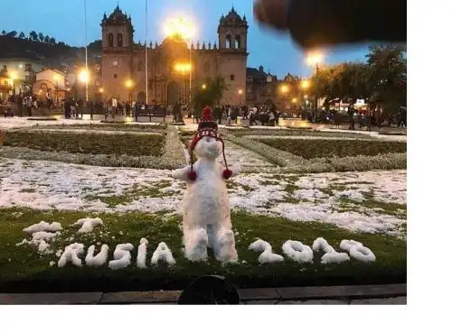 Intensa granizada en centro histórico de Cusco sorprendió a turistas