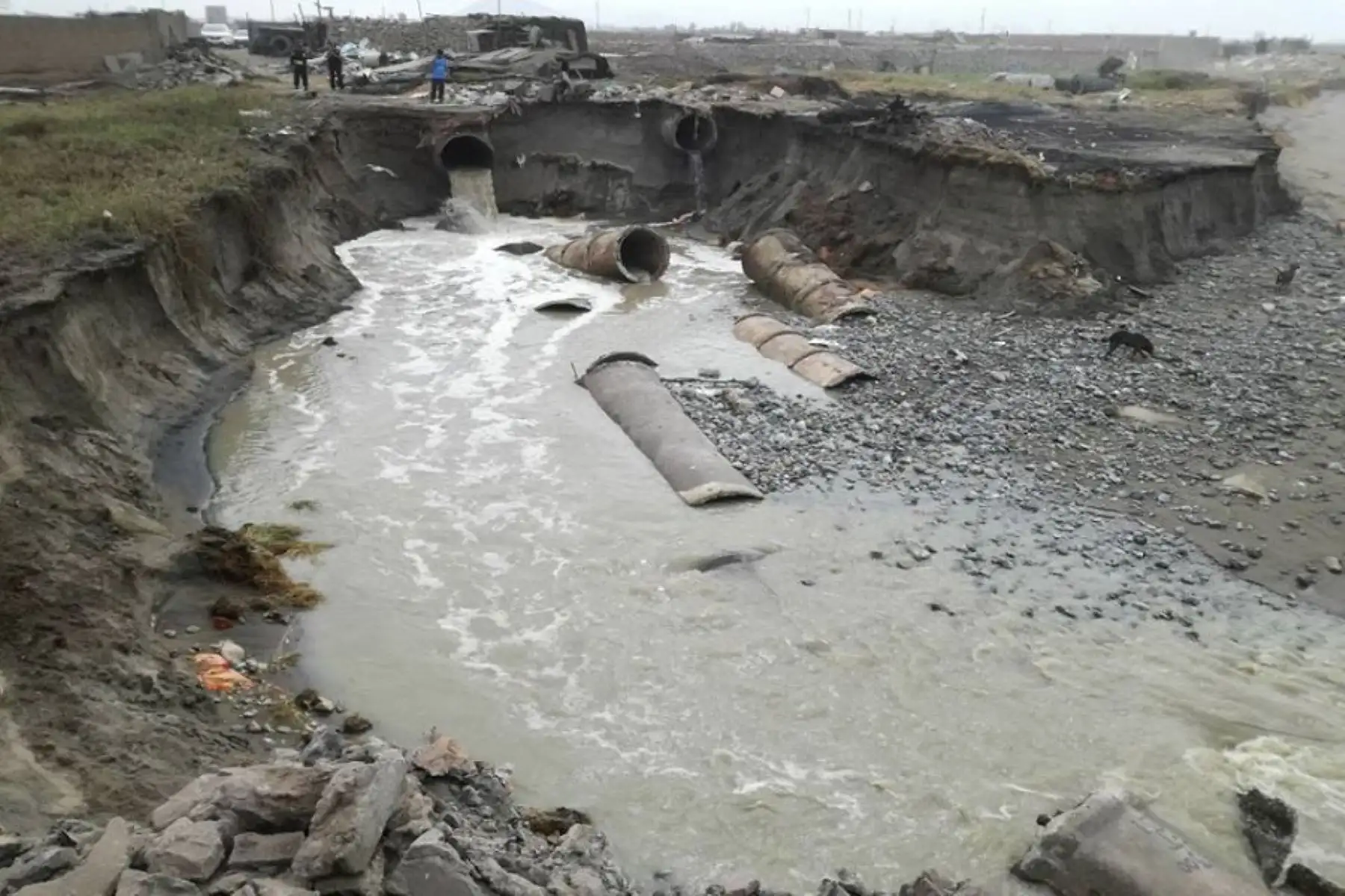 Fuertes oleajes destruyen 300 metros de red de alcantarillado en balneario Buenos Aires, en Trujillo. ANDINA/Luis Puell