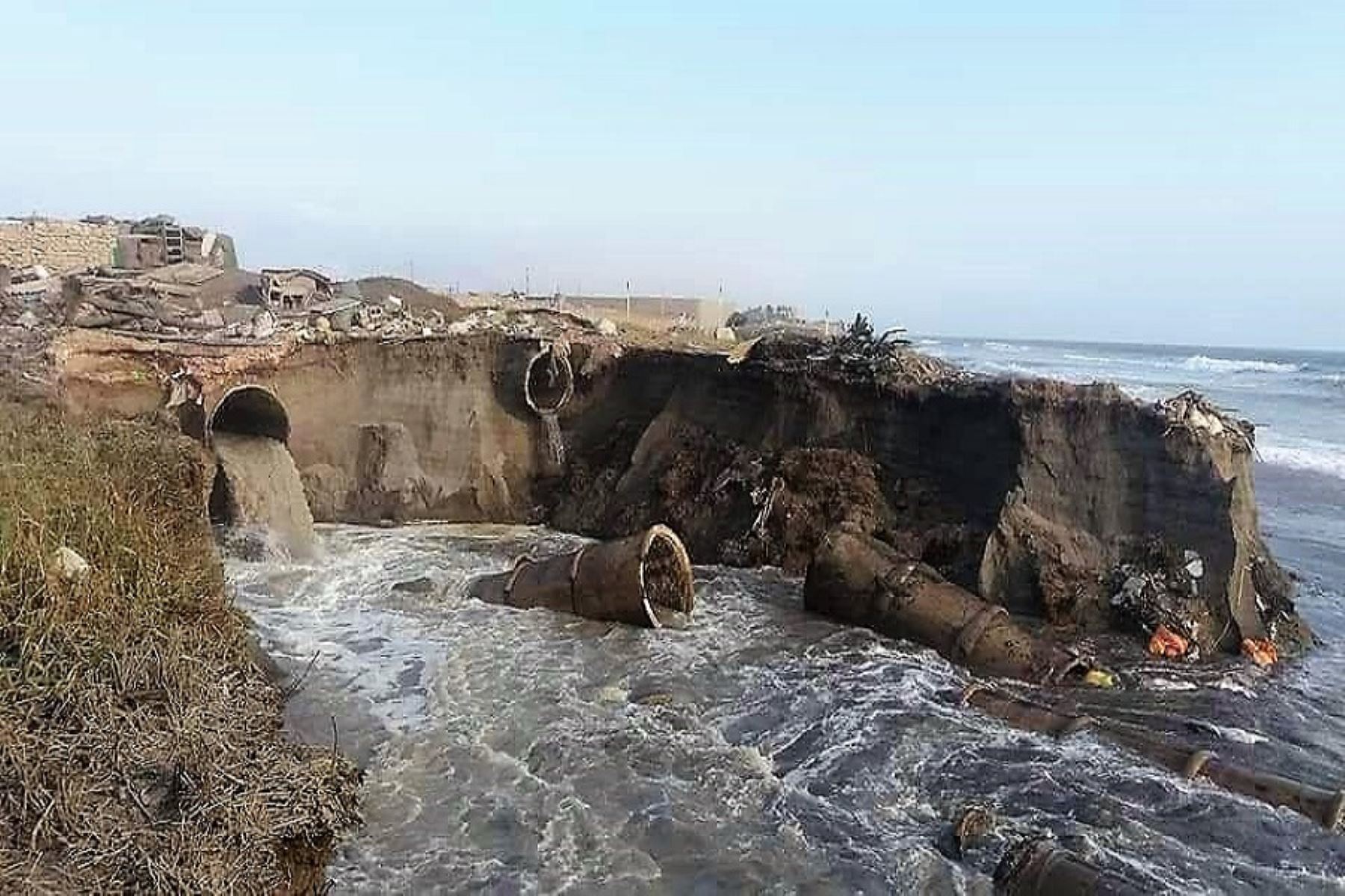 Fuertes oleajes destruyen 300 metros de red de alcantarillado en balneario Buenos Aires, en Trujillo. ANDINA/Luis Puell