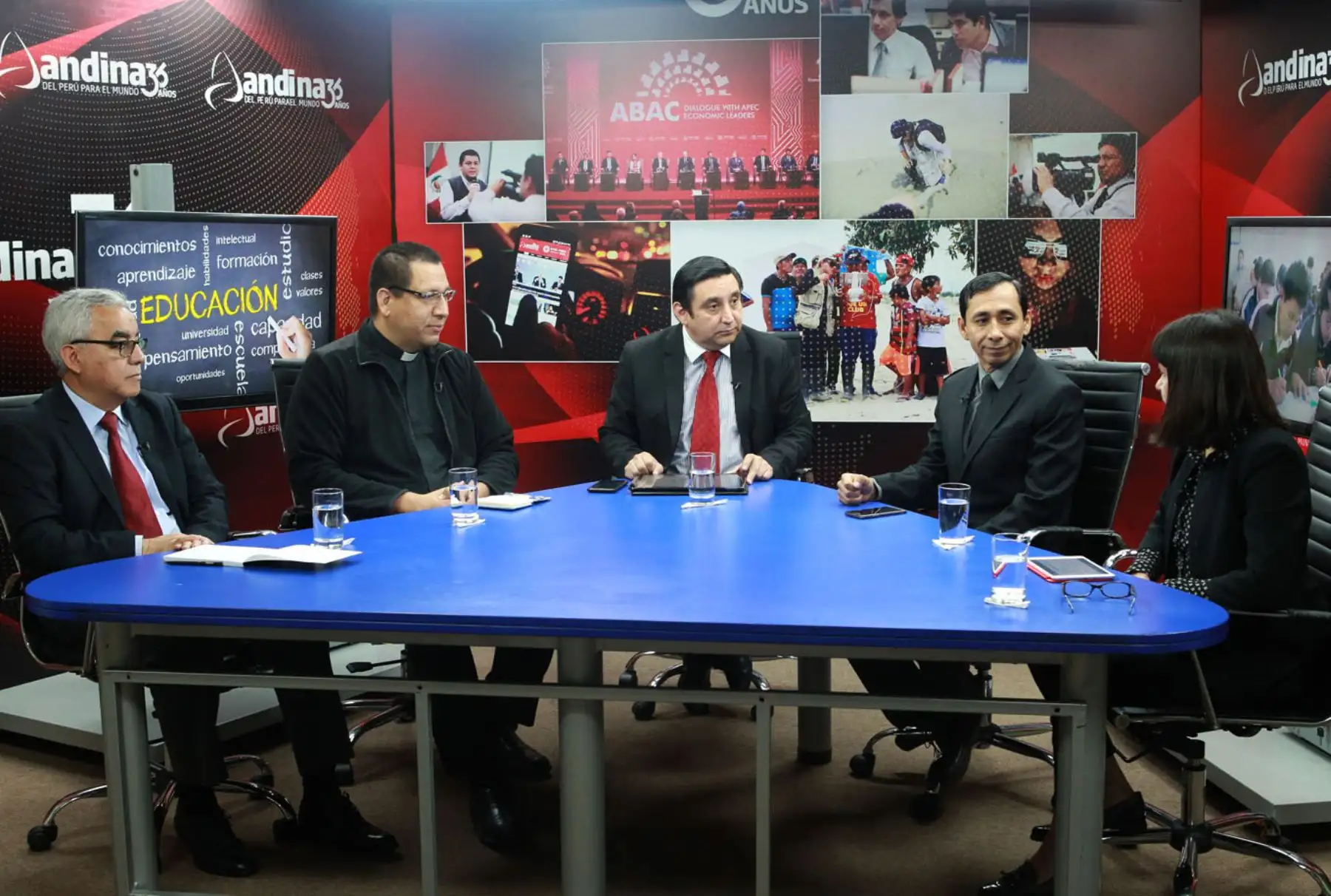 Mesa redonda de antesala al CADE 2017. ANDINA/Héctor Vinces