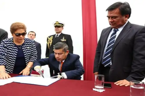 Firma de autógrafa de ley por el presidente del Congreso, Luis Galarreta. Foto: Congreso.