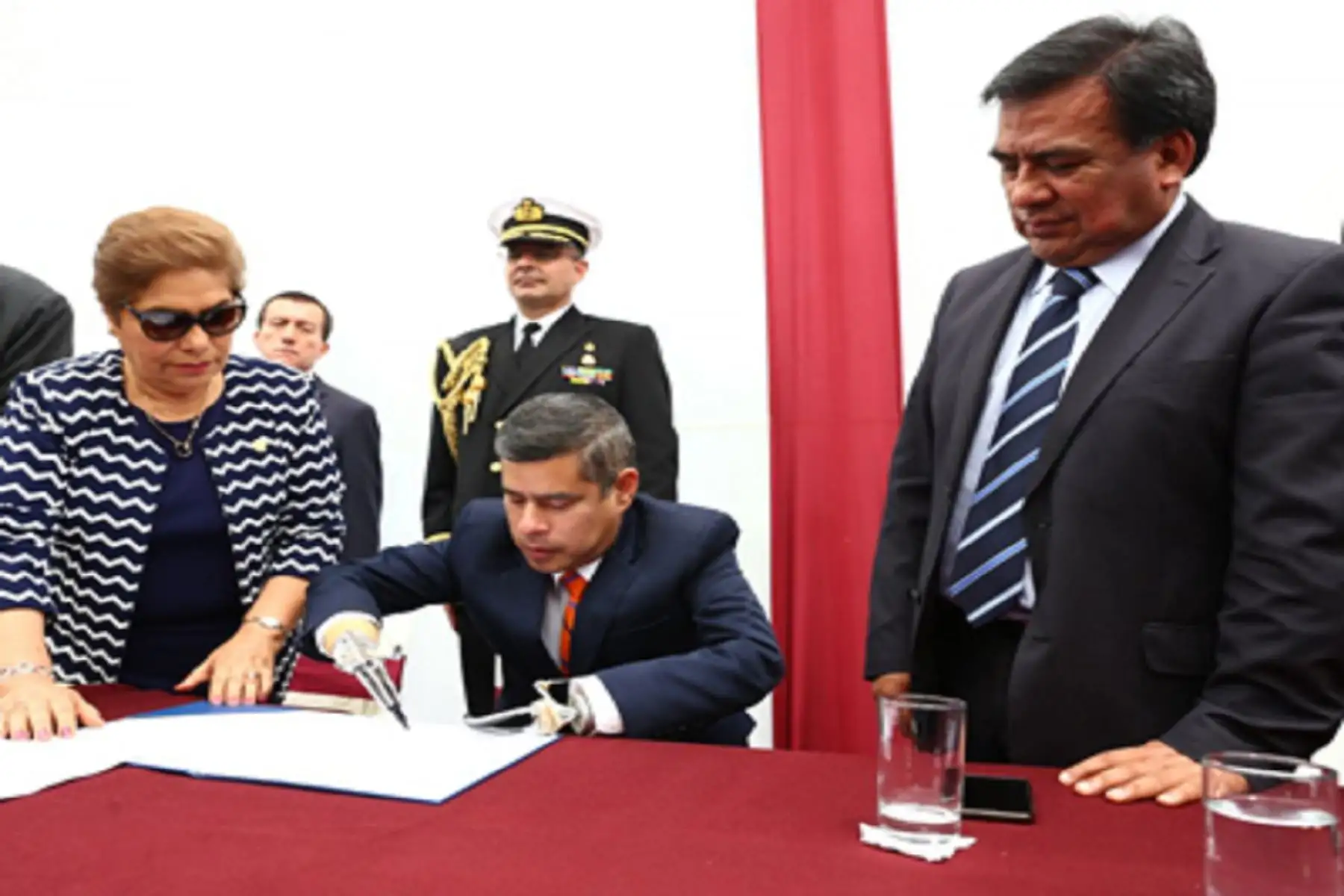 Firma de autógrafa de ley por el presidente del Congreso, Luis Galarreta. Foto: Congreso.