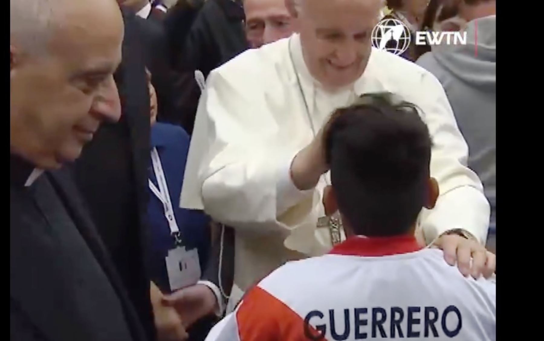 Papa Francisco firmó camiseta de la selección peruana a pequeño hincha. Foto: ANDINA/Difusión.