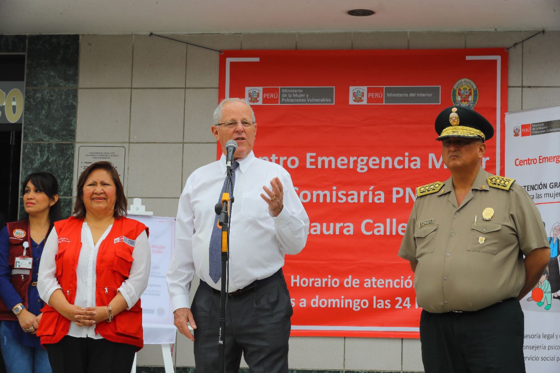 Presidente, Pedro Pablo Kuczynski, acompañado de la Ministra de la Mujer, Ana Maria Choquehuanca inaugura el Centro de Emergencia Mujer (CEM) de la Comisaría Laura Calle en Los Olivos. Foto: ANDINA/Prensa Presidencia