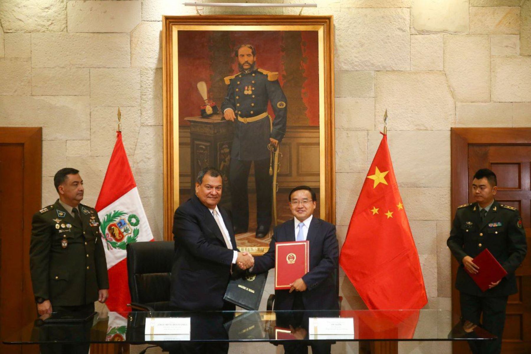 Ministro de Defensa, Jorge Nieto, y embajador de China, Jia Guide, suscriben dos protocolos de cooperación bilateral en materia de Defensa. Foto: Difusión.