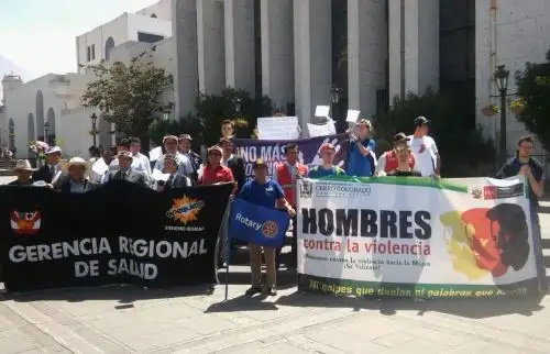 Hombres participan en marcha contra la violencia a la mujer en Arequipa. ANDINA