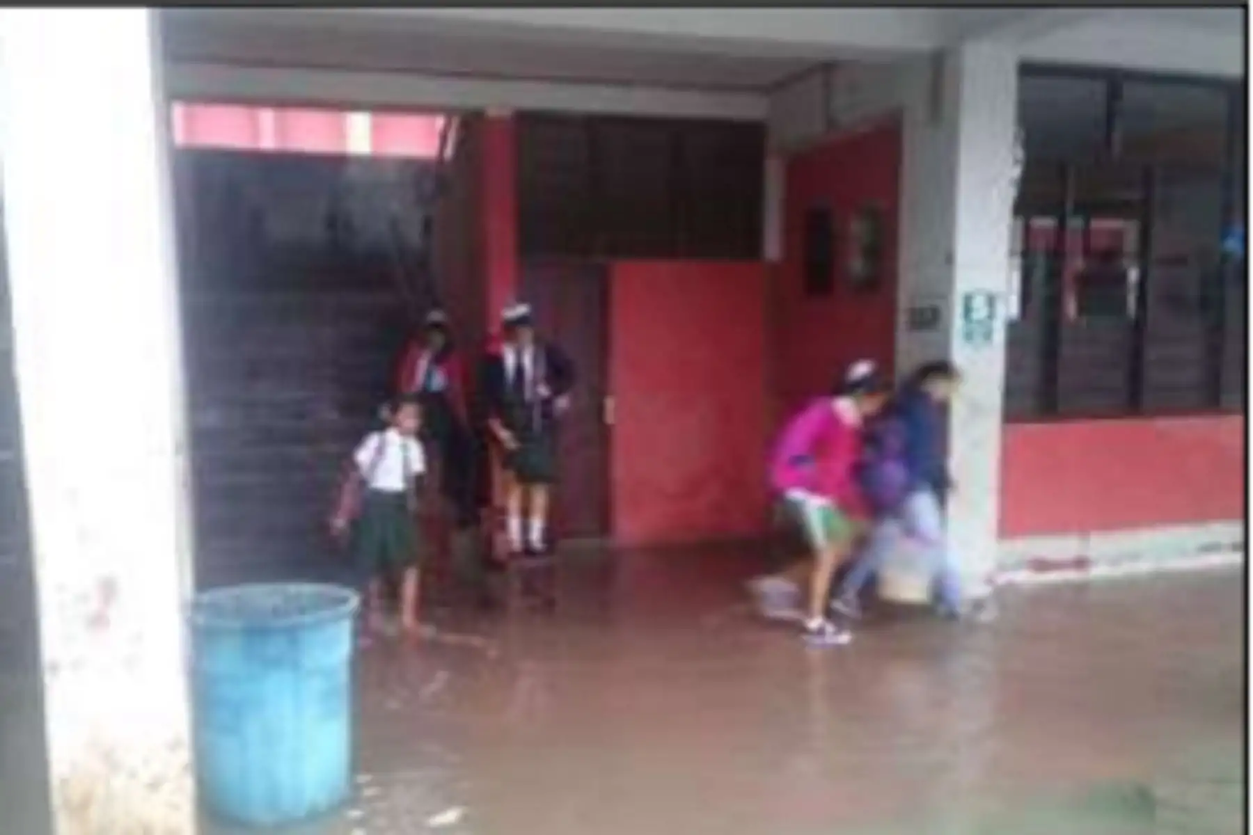 Una institución  educativa también se inundó.