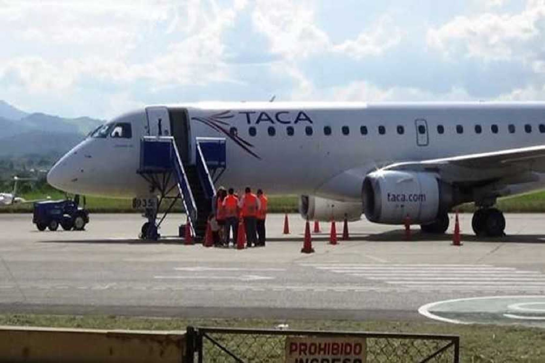 Avión Boeing 737 de la empresa Taca aterrizó de emergencia en el aeropuerto de Tarapoto “Guillermo Del Castillo Paredes” para buscar atención médica