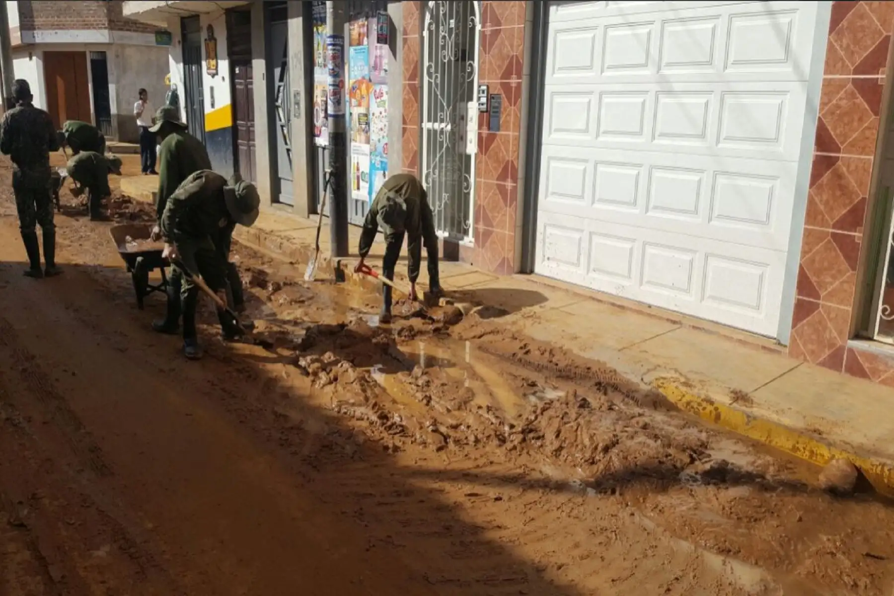 Batallón de Infantería Motorizado Zepita N°7 del Ejército apoya labores de limpieza en distrito de Baños del Inca