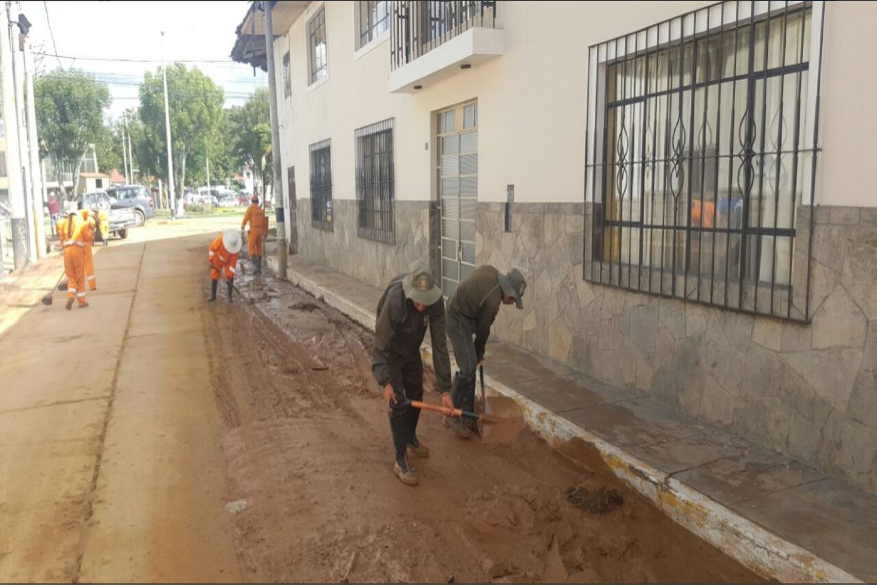 Batallón de Infantería Motorizado Zepita N°7 del Ejército apoya labores de limpieza en distrito de Baños del Inca