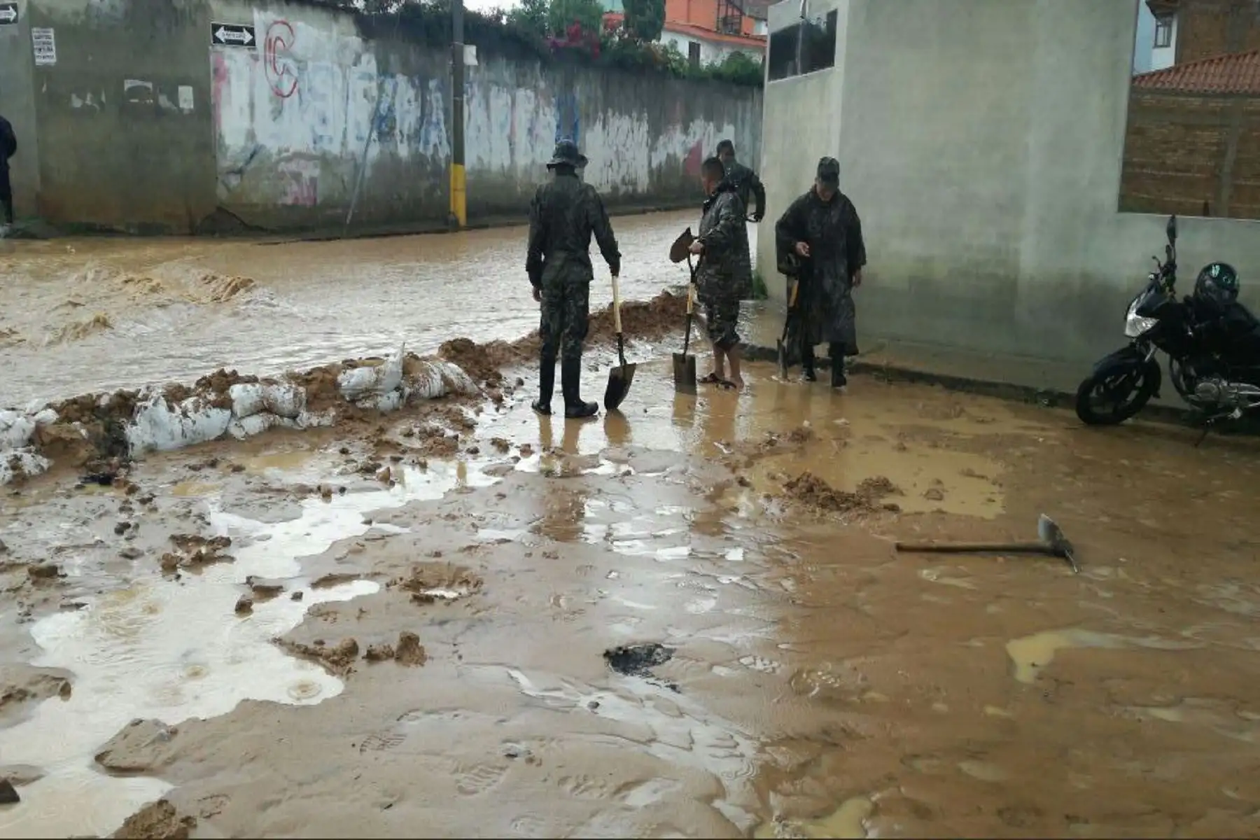 Batallón de Infantería Motorizado Zepita N°7 del Ejército apoya labores de limpieza en distrito de Baños del Inca