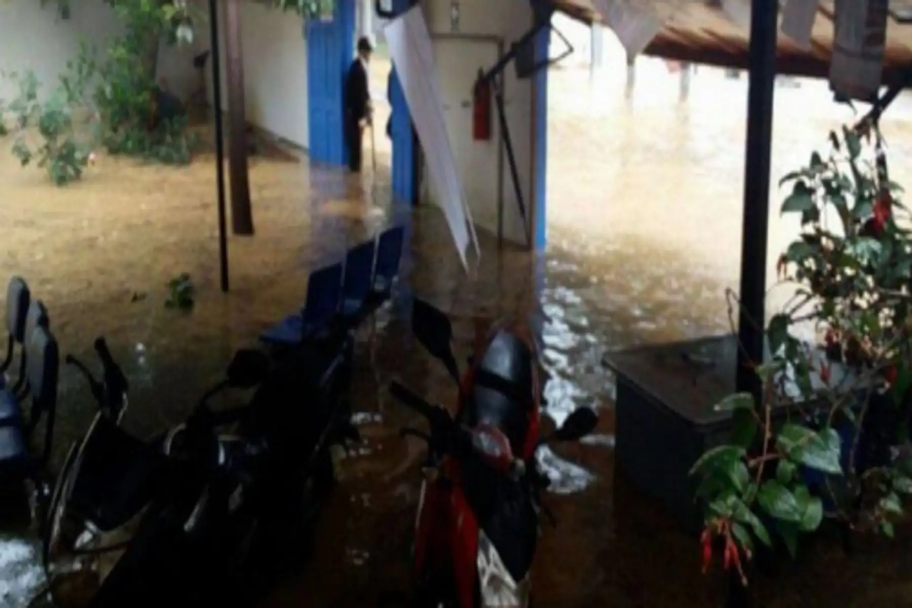 Algunos pobladores vienen siendo atendidos por los golpes que sufrieron al evacuar de sus viviendas.