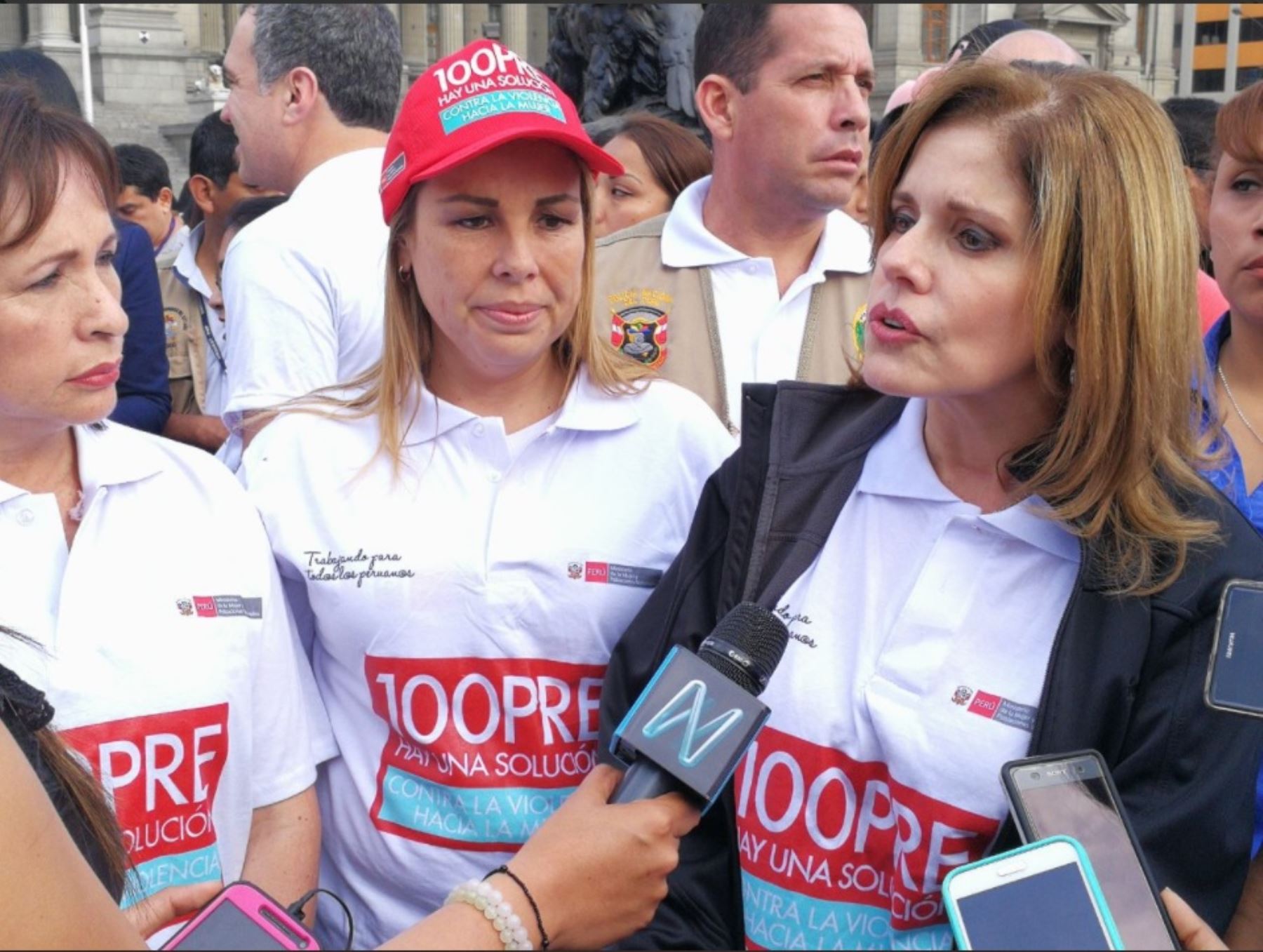 Presidenta del Consejo de Ministros, Mercedes Aráoz participa en marcha Ni una menos.