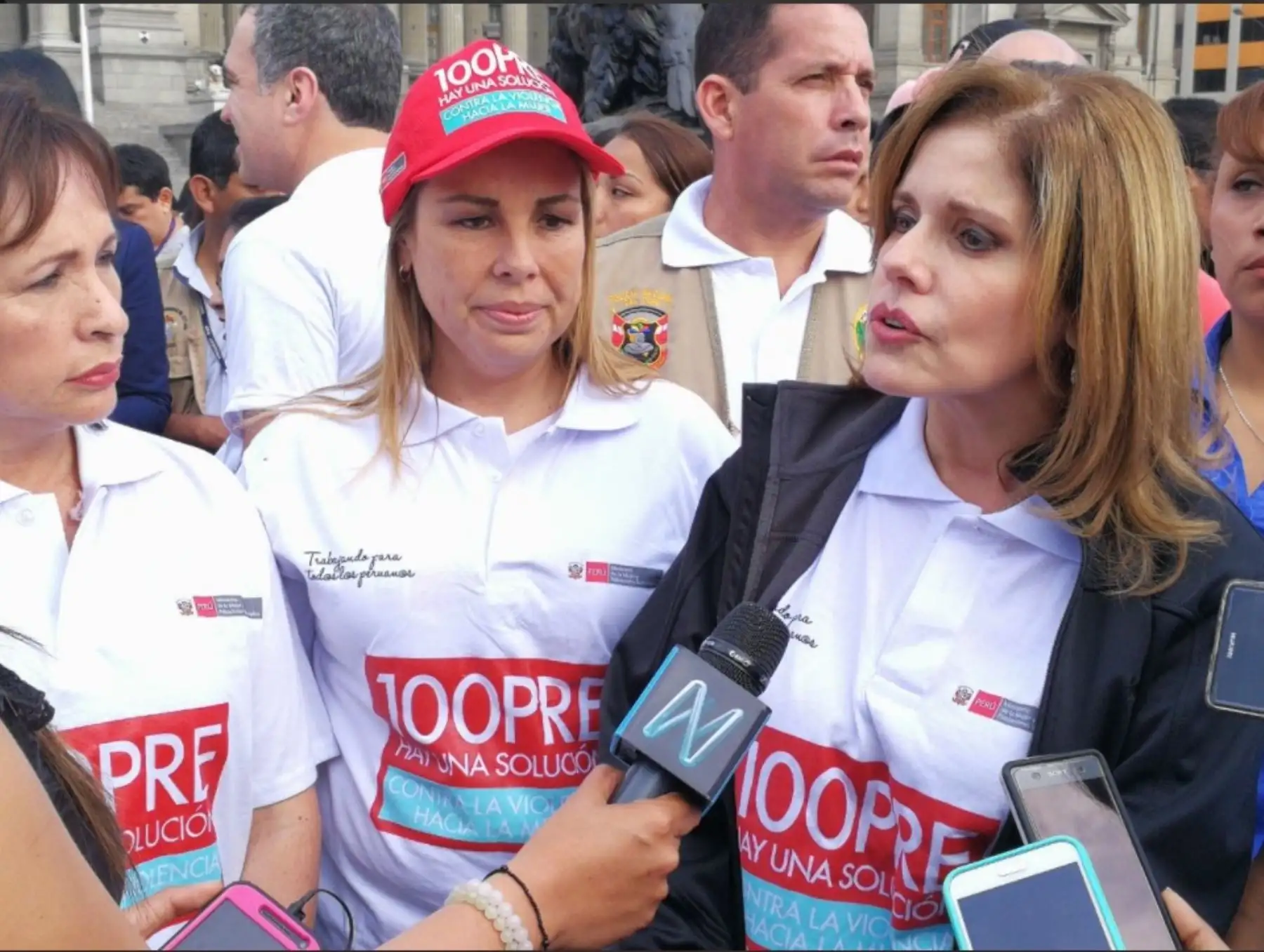 Presidenta del Consejo de Ministros, Mercedes Aráoz participa en marcha Ni una menos.