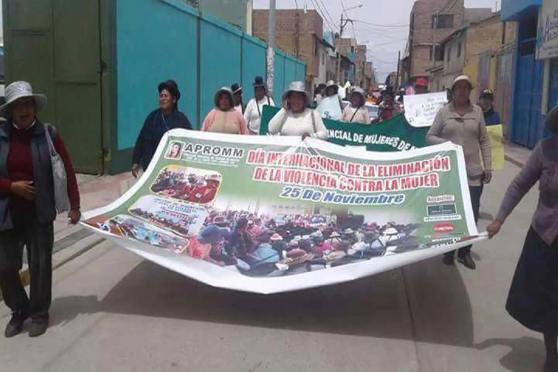 Mujeres beneficiarias de la sierra y selva del Programa PAIS levantan sus voces con pancartas en mano y bajo el lema ¡Basta Ya!.