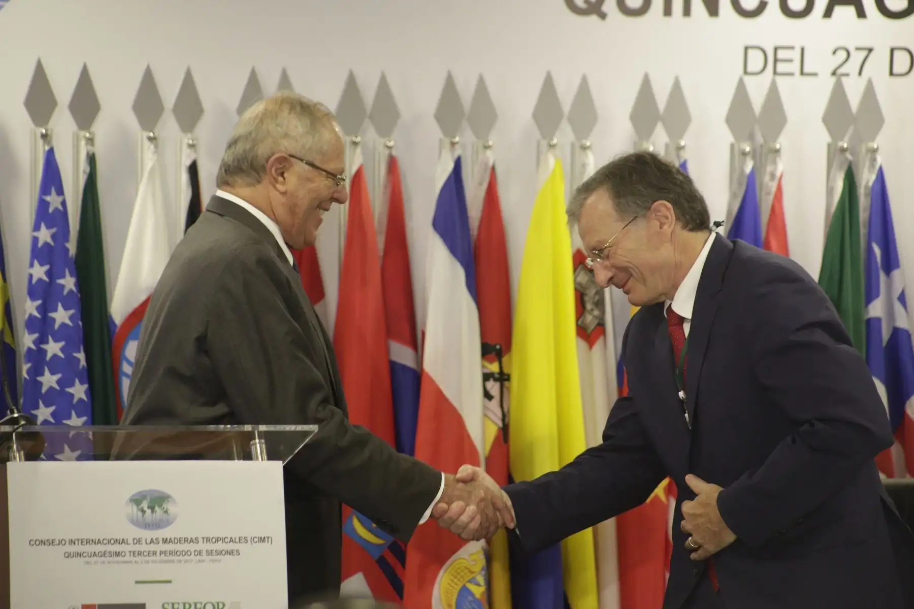 Presidente Pedro Pablo Kuczynski saluda a Gerhard Dieterle, director ejecutivo de la Organización Internacional de Maderas Tropicales (OIMT).