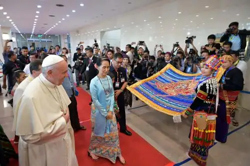 El Papa Francisco saluda a niños junto a la líder birmana Aung San Suu Kyi, en Naypyidaw. Foto: AFP