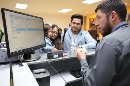 Con la TAM Virtual se elimina la necesidad de que los viajeros llenen formularios físicos, como se hacía antes, y se agilice el control migratorio.
