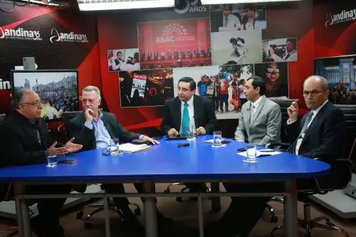 Mesa redonda: Política y desafíos para la democracia organizada por la Agencia Andina, El Peruano e IPAE. ANDINA/Norman Córdova