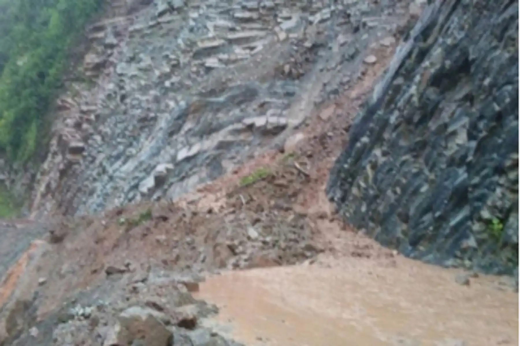 En el kilómetro 184 de la carretera Federico Basadre, de la zona de Nuevo Mundo,situado también en el distrito y provincia de Padre Abad, el tránsito está interrumpido por otro derrumbe.