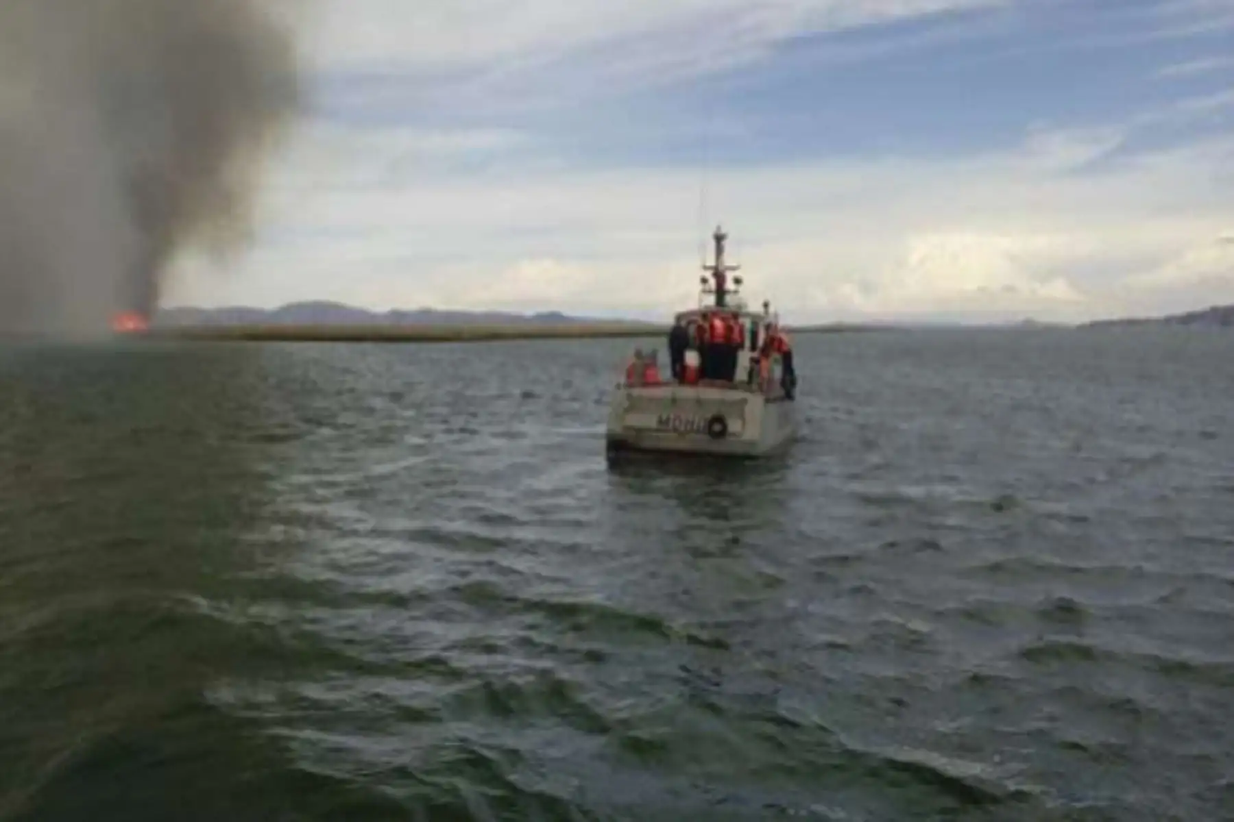 Para sofocar el incendio forestal participaron bomberos y personal de la Marina de Guerra.