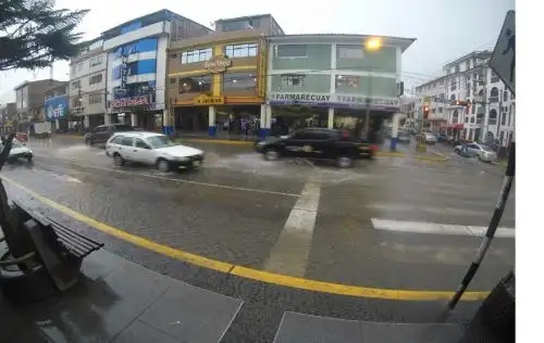 intensa lluvia en Huaraz duró una hora y anegó diversas calles de la ciidad.