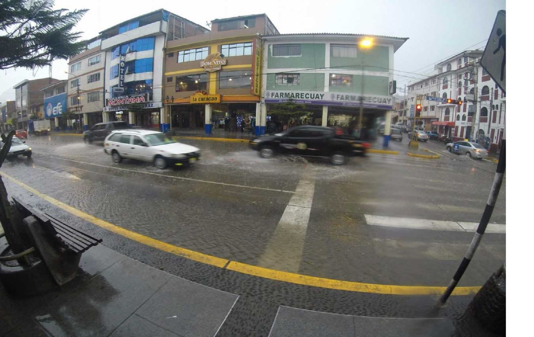 intensa lluvia en Huaraz duró una hora y anegó diversas calles de la ciidad.