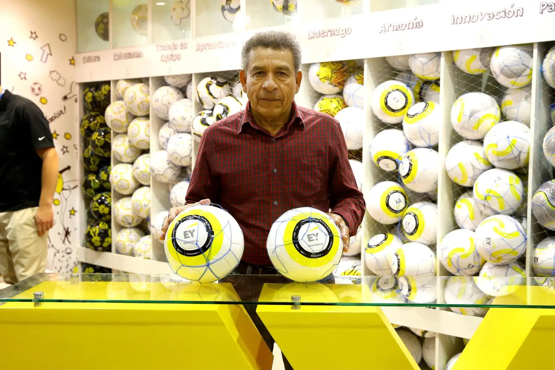 LIMA,PERÚ-NOVIEMBRE 30. El ex capitán de la selección peruana, Héctor Chumpitaz en CADE 2017. Foto: ANDINA/Luis Iparraguirre LIMA,PERÚ-NOVIEMBRE 30. El ex capitán de la selección peruana, Héctor Chumpitaz en CADE 2017. Foto: ANDINA/Luis Iparraguirre