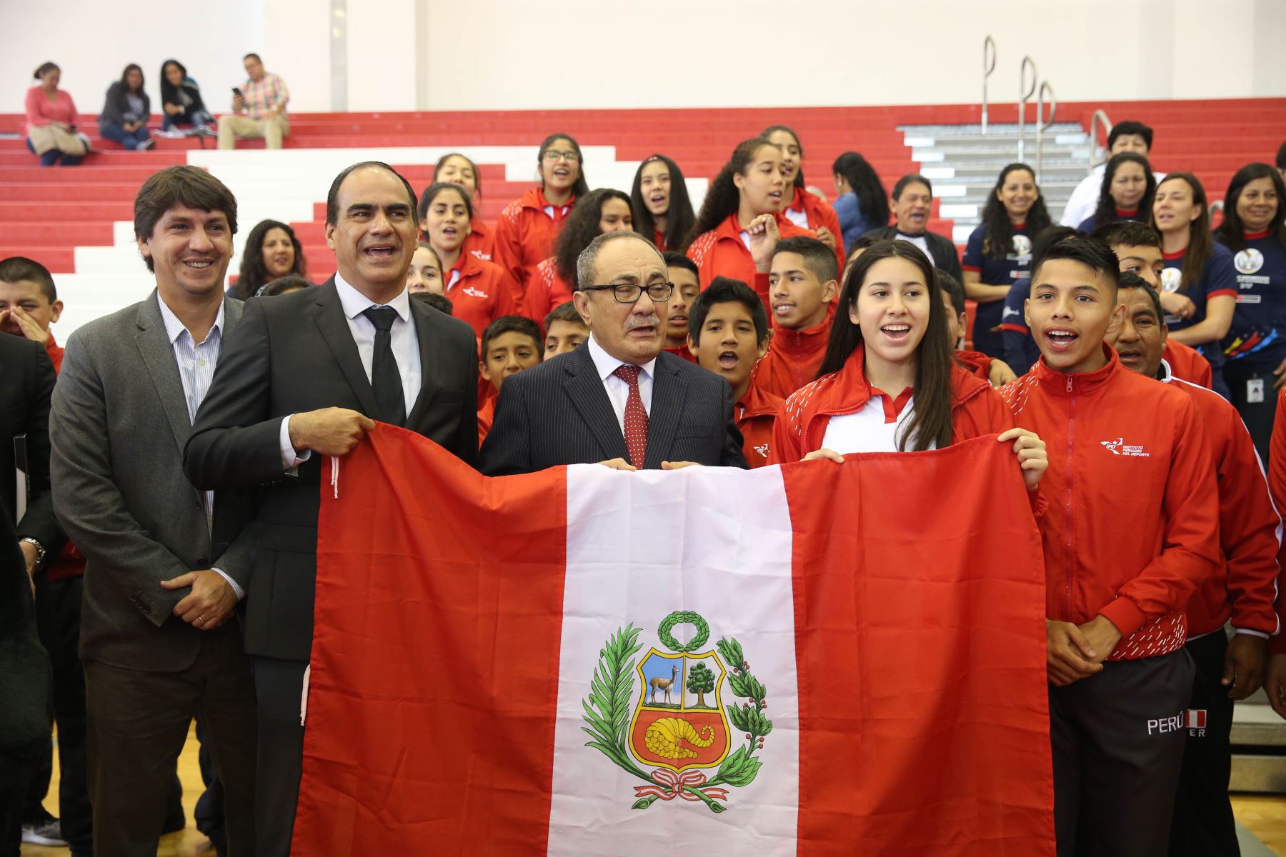 Ministro felicitó y despidió a la delegación de 150 deportistas que participará en Juegos Sudamericanos Escolares de Bolivia. Foto: Minedu