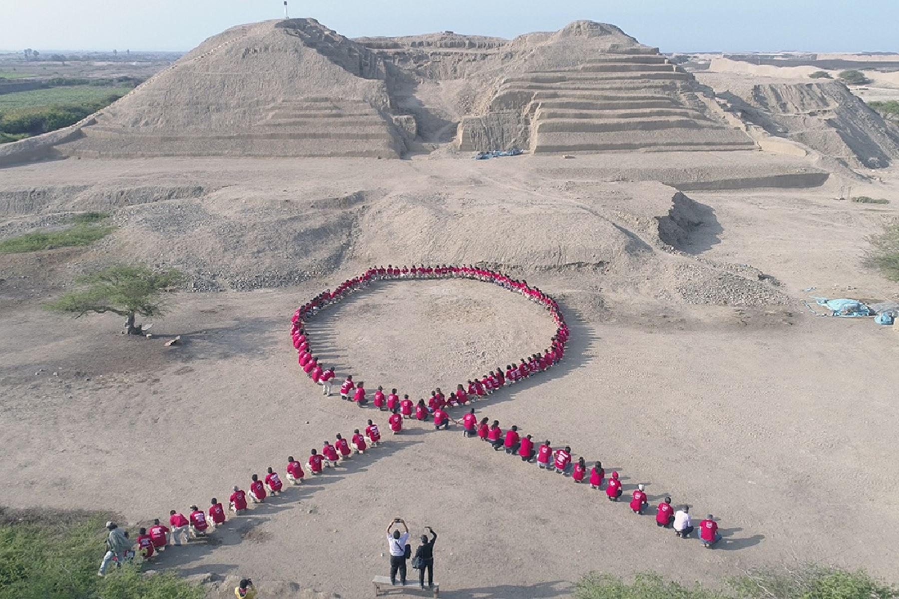 Trabajadores del complejo arqueológico Chan Chan forman lazo por el Día de la Acción contra el Sida. ANDINA